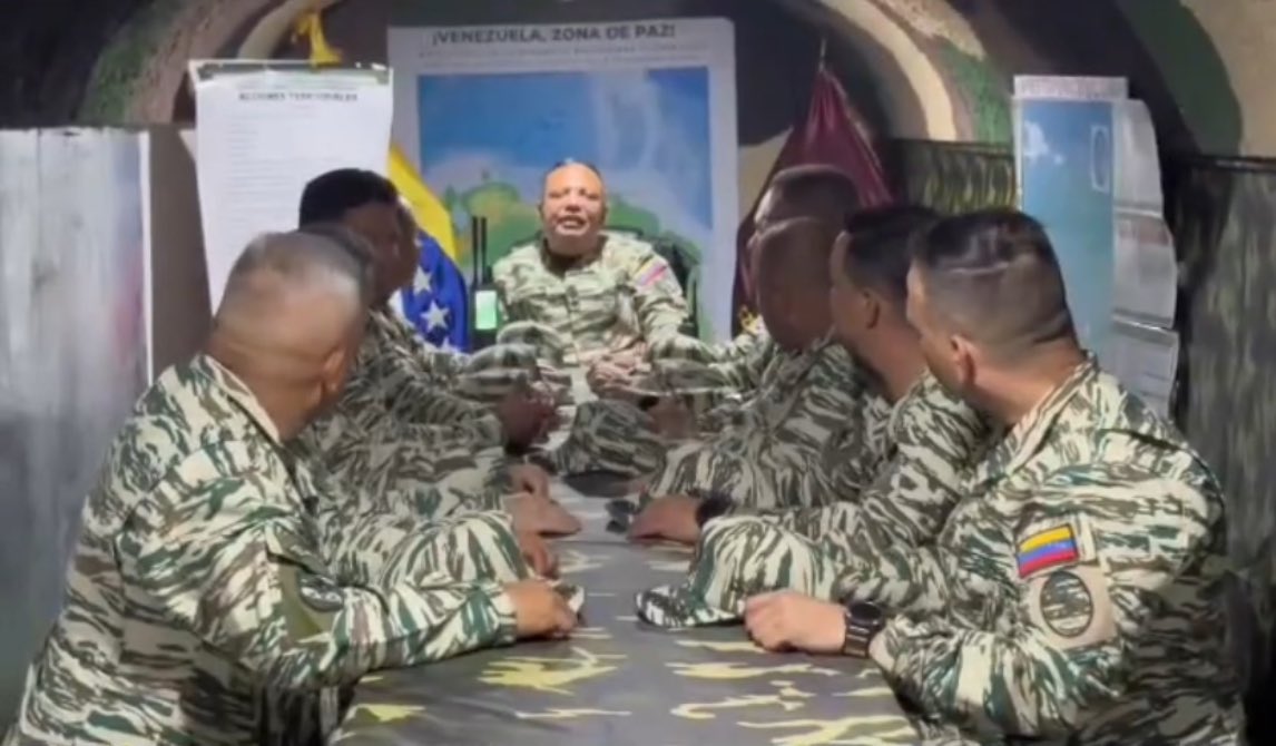 ConflictsW's tweet image. Venezuelan national guards (GNB)  ‘alternate command post’ seen in a video from today, the first time seeing one of the Venezuelan militaries command bunkers.
Multiple tunnels are visible and a small meeting room was shown
#Venezuela