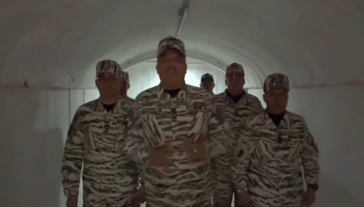 ConflictsW's tweet image. Venezuelan national guards (GNB)  ‘alternate command post’ seen in a video from today, the first time seeing one of the Venezuelan militaries command bunkers.
Multiple tunnels are visible and a small meeting room was shown
#Venezuela