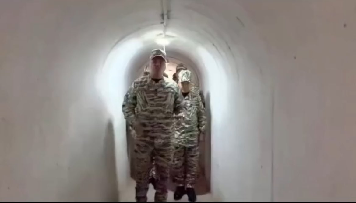 ConflictsW's tweet image. Venezuelan national guards (GNB)  ‘alternate command post’ seen in a video from today, the first time seeing one of the Venezuelan militaries command bunkers.
Multiple tunnels are visible and a small meeting room was shown
#Venezuela