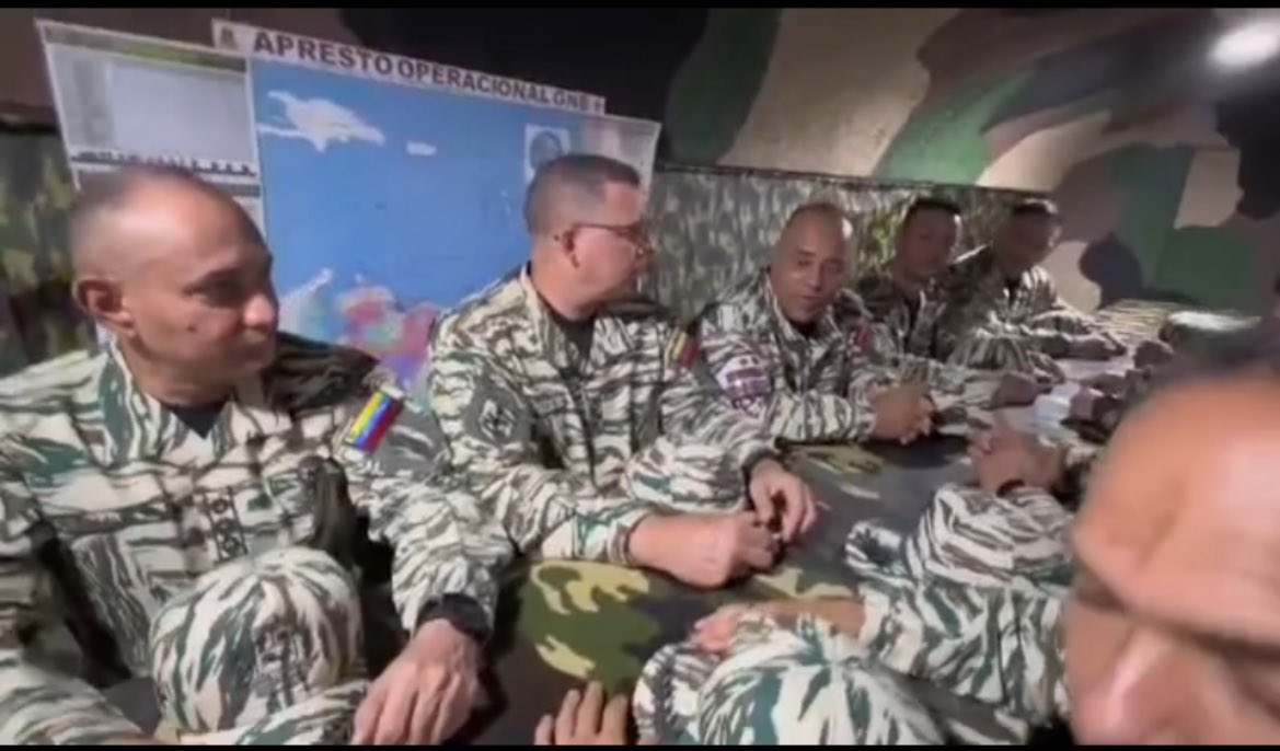 ConflictsW's tweet image. Venezuelan national guards (GNB)  ‘alternate command post’ seen in a video from today, the first time seeing one of the Venezuelan militaries command bunkers.
Multiple tunnels are visible and a small meeting room was shown
#Venezuela