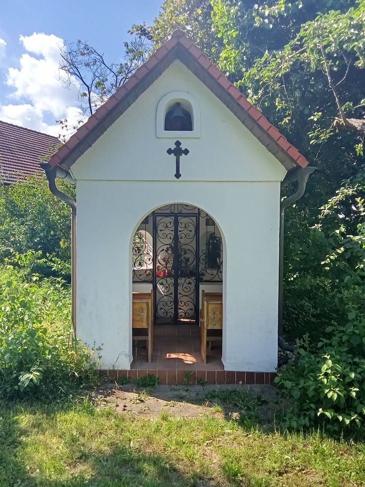 A chapel in every yard