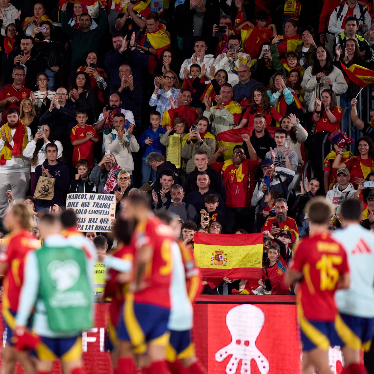SEFutbol's tweet image. 😘 El beso de Mikel Merino nos representa a todos.

Martínez Valero: 𝗴𝗿𝗮𝗰𝗶𝗮𝘀, 𝗺𝘂𝗰𝗵𝗮𝘀 𝗴𝗿𝗮𝗰𝗶𝗮𝘀. 

#VamosEspaña | #CopaMundialFIFA