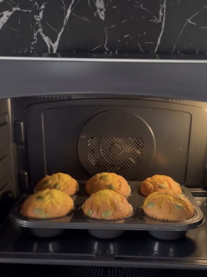 ____N_u_t_s____'s tweet image. 今朝はパンプキンマフィン🎃と、
届いたばかりのNespresso公式マグで日曜日の朝を。
焼きたての香りと、クレマの泡が心地よい。
そしてマグがかわいすぎるーっ
本日も枠閉じ後に会社へ向かいます🥰
みなさまも良い1日を〜っ!