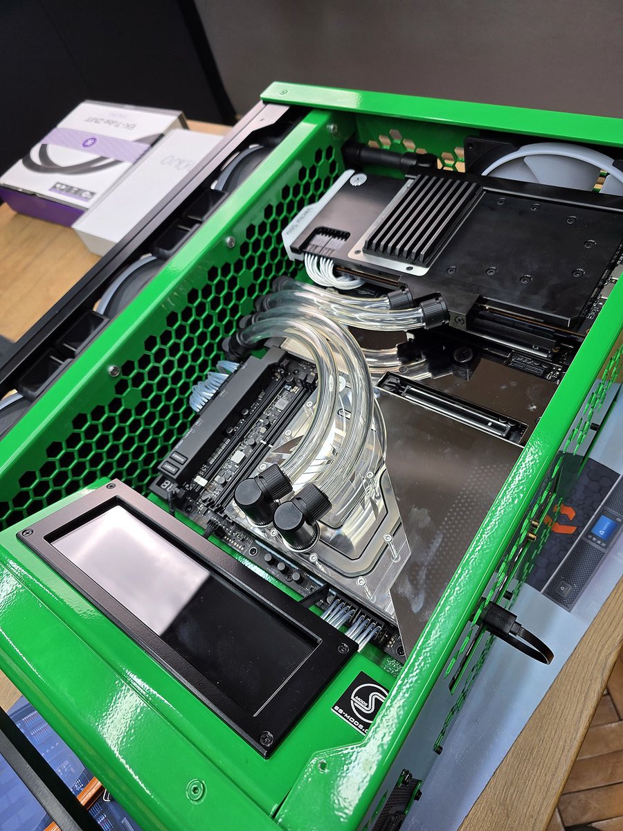 XPCMTeam's tweet image. PC build by @neSSaSSPCmods  -  Green Beast - Scratch LC PC system

#custompc #pcmodding #gaming #gamingpc #pcsetup #hardware #bestpc #extremepc #watercooling #watercoolingpc #asusprime