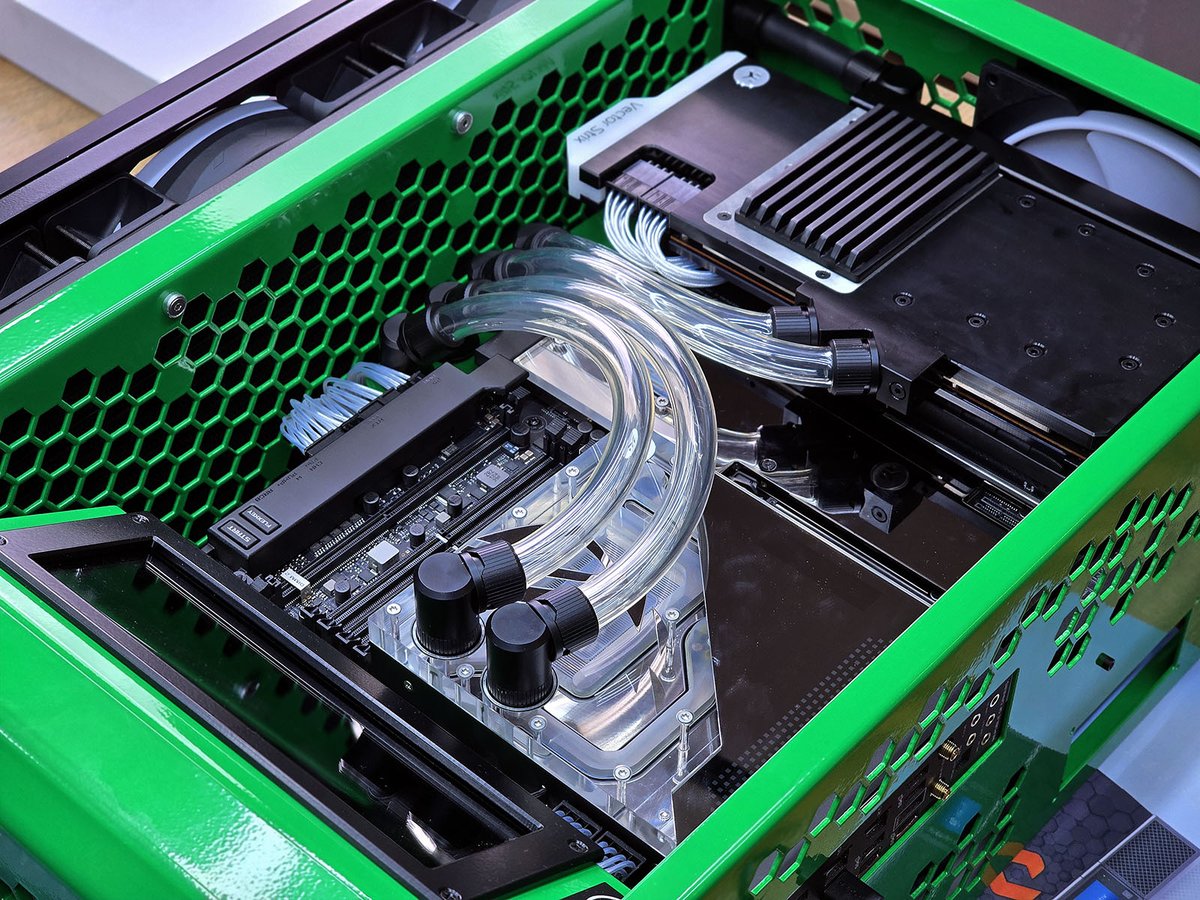 XPCMTeam's tweet image. PC build by @neSSaSSPCmods  -  Green Beast - Scratch LC PC system

#custompc #pcmodding #gaming #gamingpc #pcsetup #hardware #bestpc #extremepc #watercooling #watercoolingpc #asusprime