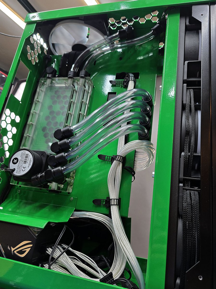 XPCMTeam's tweet image. PC build by @neSSaSSPCmods  -  Green Beast - Scratch LC PC system

#custompc #pcmodding #gaming #gamingpc #pcsetup #hardware #bestpc #extremepc #watercooling #watercoolingpc #asusprime