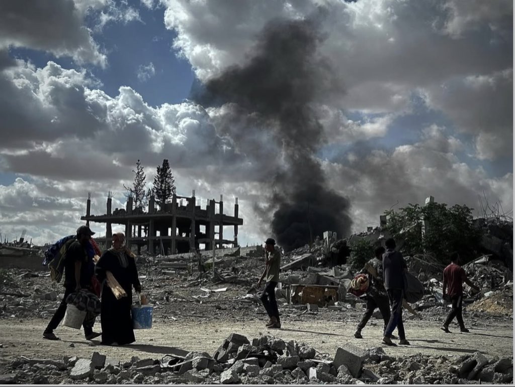 doaa__mohammad's tweet image. Despite the ceasefire, airstrikes continue in eastern Khan Younis as displaced families return to their destroyed homes.💔