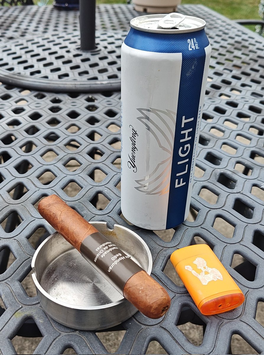 MikeJNick99's tweet image. Time to relax and enjoy a cigar. Hope your Saturday is good too. #cigar #relaxing