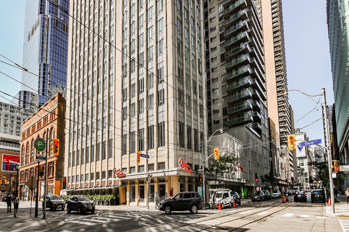 KeithJasperRE's tweet photo. Check out this home! Experience stylish downtown living at the renowned Pantages Hotel &amp; Spa. This bright, fully furnished studio condo offers a smart layout with a modern Euro-style kitchen, making it the perfect choice for young .. https://t.co/aYoAvYG0HI https://t.co/ptSfBLVRzk