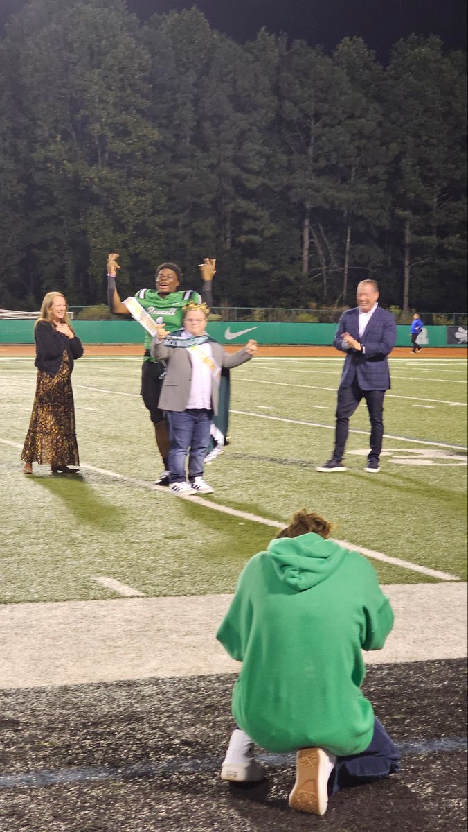 Roswell_FB's tweet image. Huge congratulations to QB1 @_treysmith1 for winning Homecoming King and sharing the honor with Jake, #Team76’s biggest fan! We love and appreciate you, Jake!