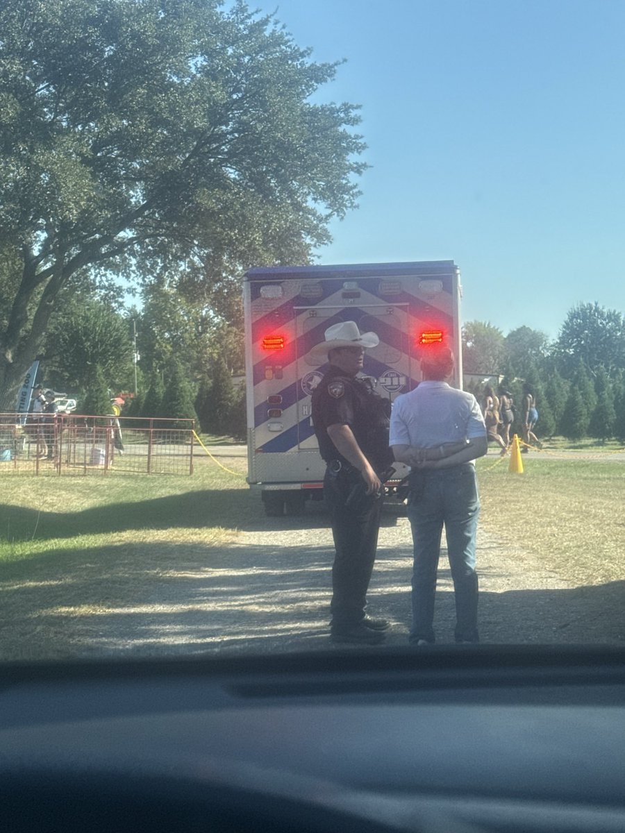 BBMagaMom's tweet image. Please please pray for my three year-old son, we are at the pumpkin patch and he has suffered a heat stroke and had a major seizure. I’m following the ambulance to Texas children’s right now. Thank you so much 💔