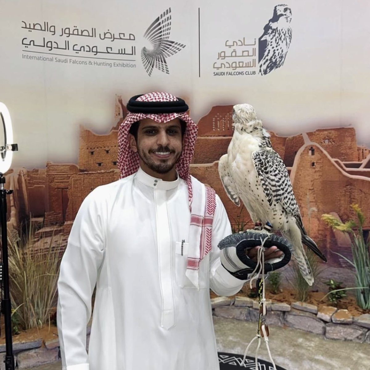 it1ii_'s tweet image. للطيـر حـبٍ مستبـاح🤍!
تغطية المؤثر #فهد_الرقاص لليوم الأخير من المعرض العالمي اللي يجمع عشّاق الصقور والصيد لرؤية شموخ وأصالة موروثنا العريق🇸🇦.
معرض مفضل وحدث دولي ننتظره سنويًا 
- #معرض_الصقور_والصيد_السعودي_الدولي -
تغطية رهيبة ماتتفوت تابعوها في سنابه
          —&amp;gt; fmt8888 &amp;lt;—