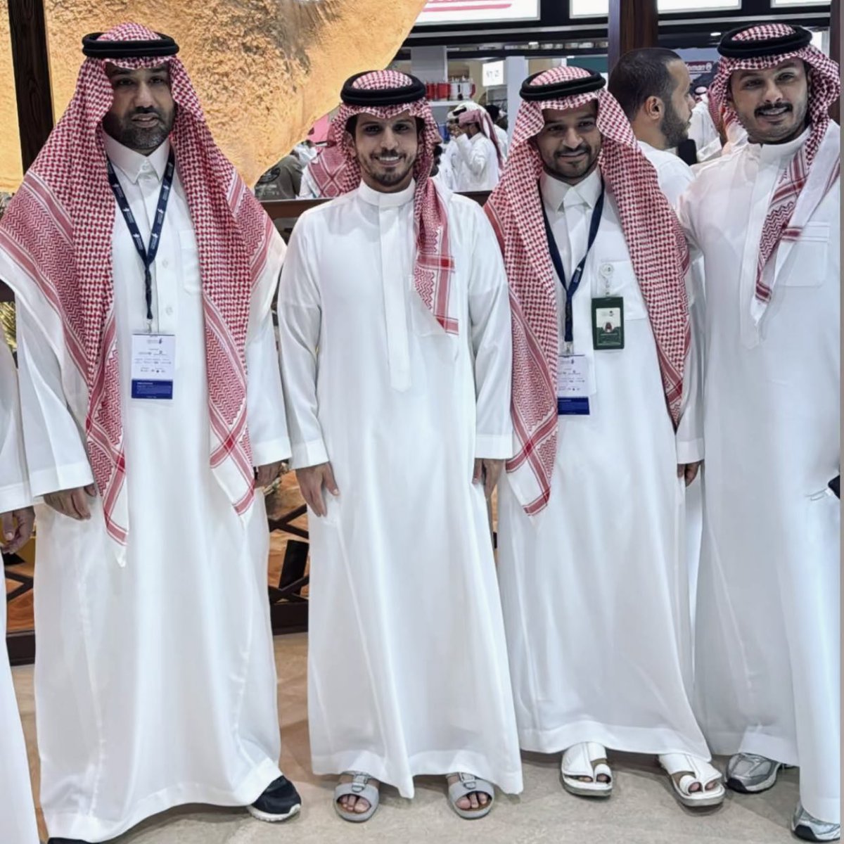 it1ii_'s tweet image. للطيـر حـبٍ مستبـاح🤍!
تغطية المؤثر #فهد_الرقاص لليوم الأخير من المعرض العالمي اللي يجمع عشّاق الصقور والصيد لرؤية شموخ وأصالة موروثنا العريق🇸🇦.
معرض مفضل وحدث دولي ننتظره سنويًا 
- #معرض_الصقور_والصيد_السعودي_الدولي -
تغطية رهيبة ماتتفوت تابعوها في سنابه
          —&amp;gt; fmt8888 &amp;lt;—