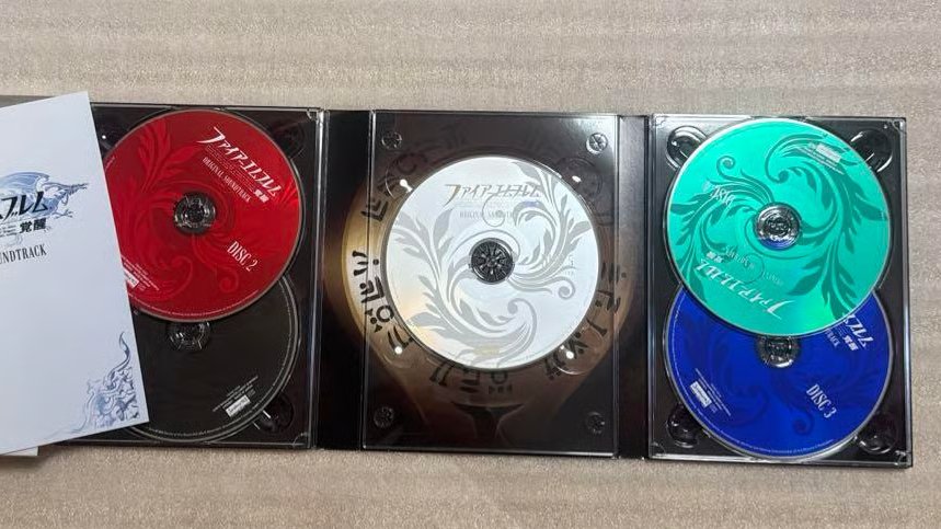 saikenMD's tweet image. Does anyone know a cool way to display a 5-set of CDs? I have the FE Awakening OST set like in the pic but the case shattered during my move so now I have no way to display them :(