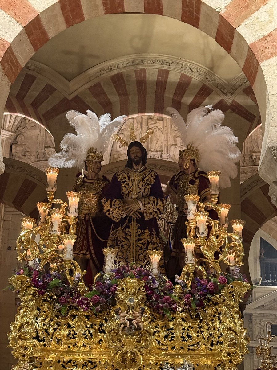 Hdad_Estrella's tweet photo. #VCMagnoRedención || 23:10 Nuestro Padre Jesús de la Redención finaliza su salida procesional en este acontecimiento histórico, esperamos a su regreso a su templo el próximo sábado 18 de octubre. https://t.co/yJrmBigbTY