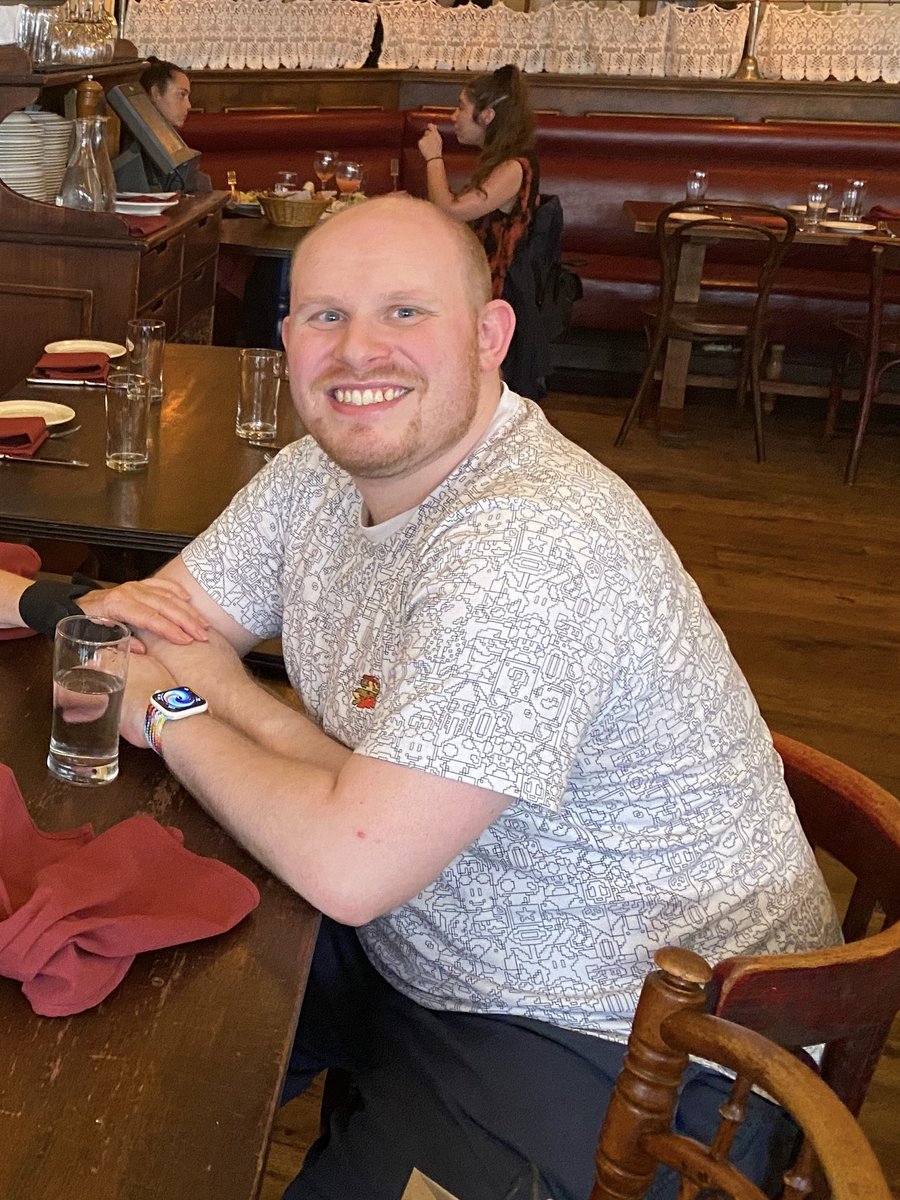 GoldenChaos's tweet image. 1 month before my transition vs yesterday