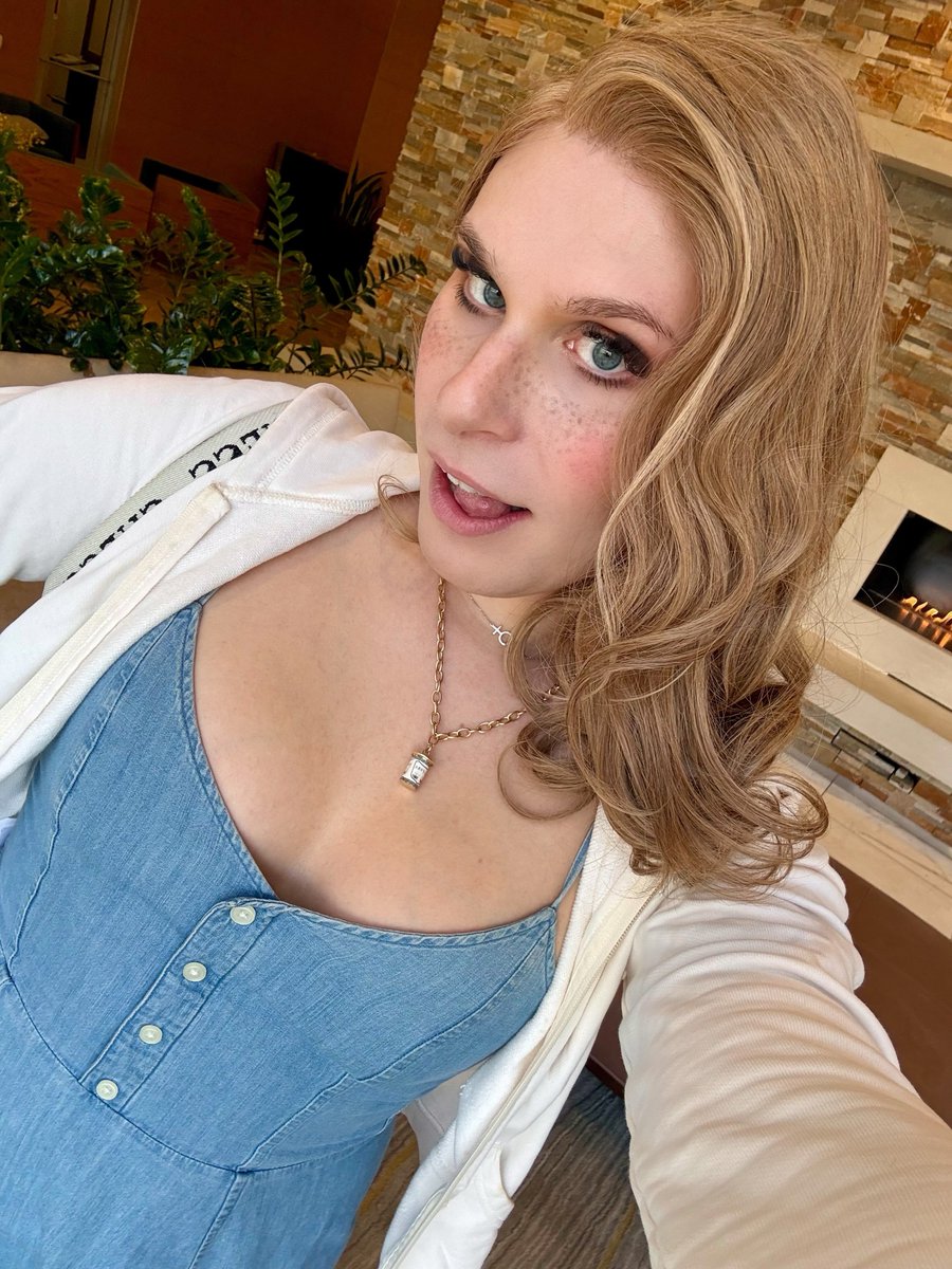 GoldenChaos's tweet image. 1 month before my transition vs yesterday