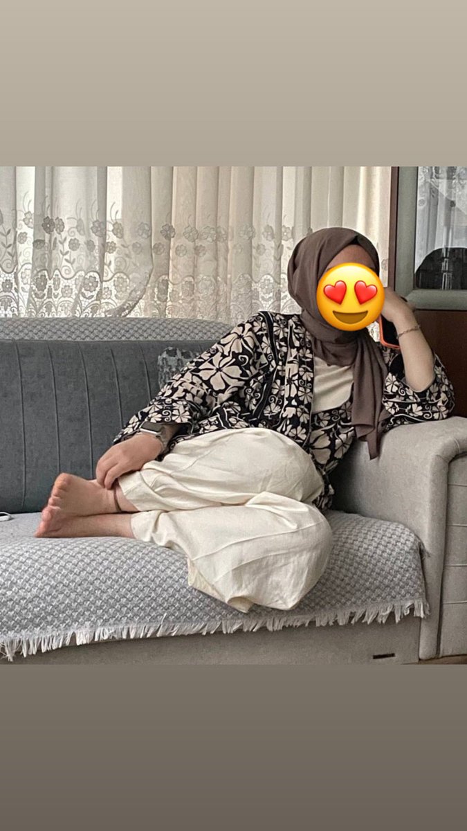 Her ne kadar vücut hatlar kapalı olsa da, o gizli hazinenin anahtarı işte bu ince çoraplı ayaklar. Bunu sizde biliyorsunuz. Ve tarzınız gereği sadece buradan dekolte verebiliyorsunuz. Ayaklarınıza bakım yapmanız ve normal çorap yerine ince çorap giymeniz işte bu yüzden... 🤌💐💃