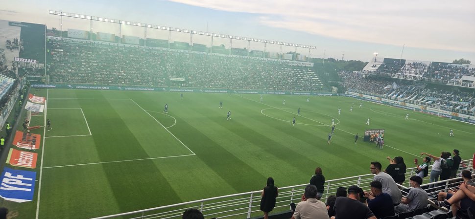 Vamos a hacer cuentas?
Total 20 mil personas
Menos 6 mil de los visitantes
Plateas al 50%=2000 x 2 tribunas
Popular con 60 % de tirantes = 2400 
6500 personas llevó el local 
Gran convocatoria de el taladro 👏