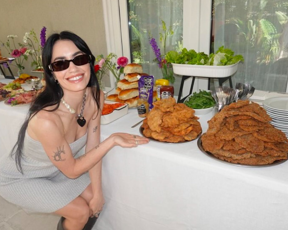 agusvalente's tweet photo. EL VERDADERO my two true passions lali y las milanesas https://t.co/X7TwABJ1aK