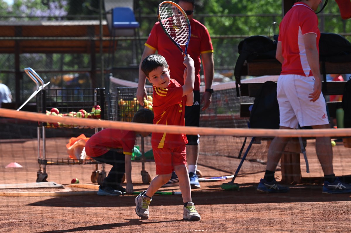 La Escuela de Tenis realizó su tradicional presentación deportiva en el marco del Día de la Hispanidad 2025. 🎾👨‍👩‍👧 Una jornada familiar en la que también participaron varios papás de los alumnos. 🇪🇸
#EstadioEspañol #DíadelaHispanidad