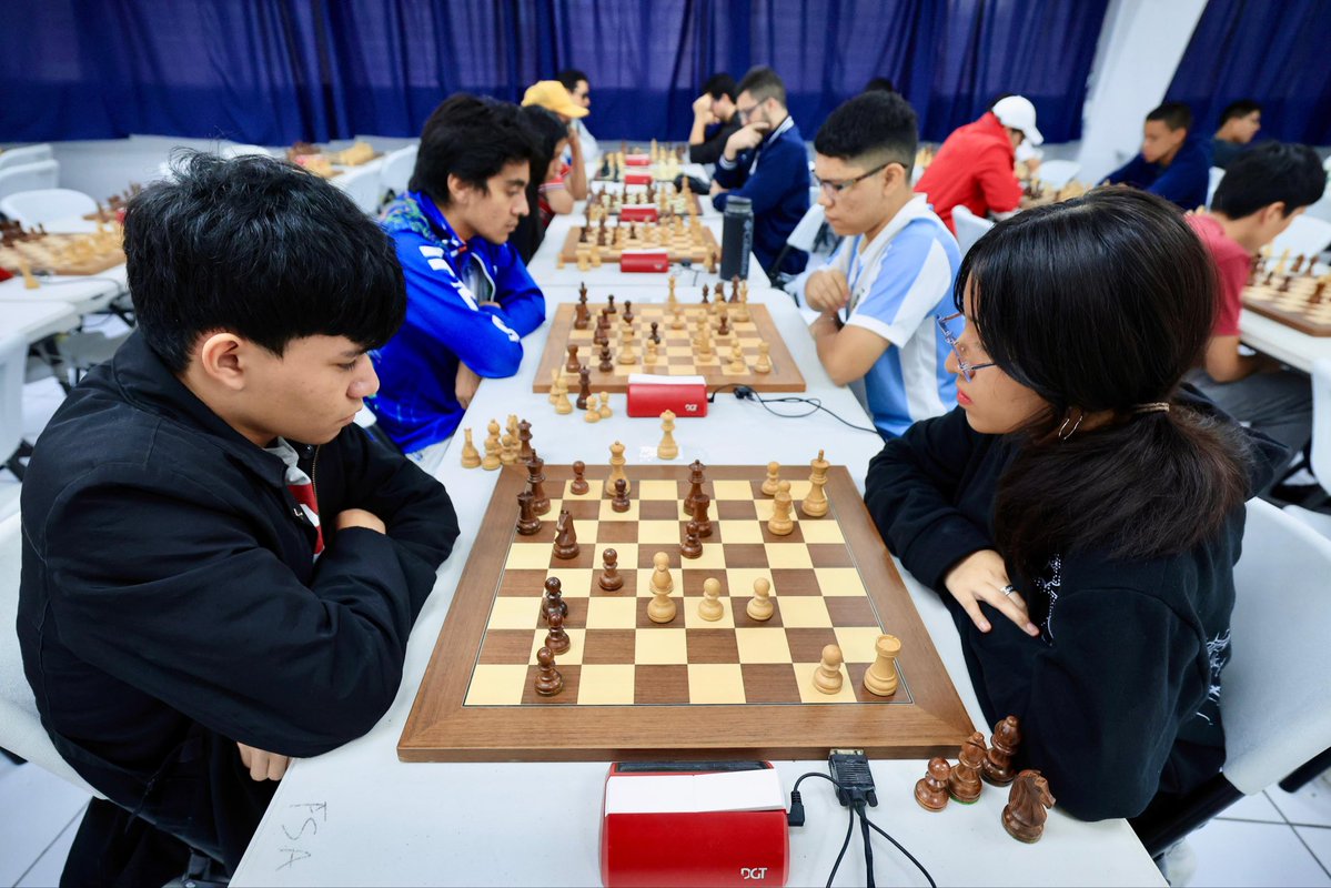 indeselsalvador's tweet image. #Ajedrez ♟️ | La Federación Salvadoreña de Ajedrez desarrolla este fin de semana la quinta y sexta fecha del Campeonato Activo San Salvador 2025. El evento reúne a 62 ajedrecistas y se realiza en las instalaciones de la federación, en el Palacio de los Deportes Carlos “El Famoso”…