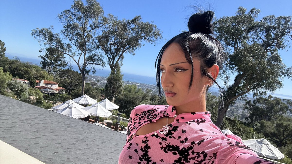 rhearajj's tweet image. it’s hot af in santa barbara