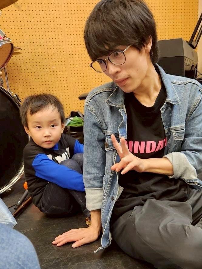uzumegekizyo's tweet photo. その他にも衣裳プランナーのあきのさんも、はるばる和歌山から子連れで出張。
稽古場は若手から更に次世代の若手で賑々しい雰囲気にw

そんな子供たちの暴れまわる稽古場を眺めてると、この子たちに我々は何を残せるだろうか？
何を我々大人から引き継いでいくのだろうか？
できれば、まだまだ戦争とは https://t.co/M3ABTpc4HO