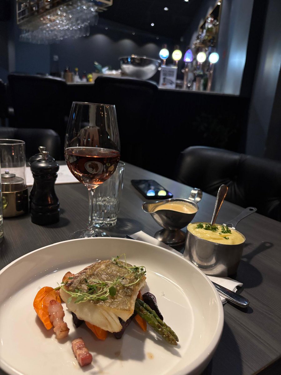 established8518's tweet image. #cumartesi #geceye #geceyebirnot  #wine #sarap  #rose #fish hayatın en lezzetli anı haftanın en güzel günü