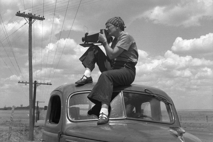 zarandillo's tweet image. Dorothea Lange in Texas on the Plains, c. 1935. © The Dorothea Lange Collection, the Oakland Museum of California, City of Oakland. Gift of Paul S. Taylor