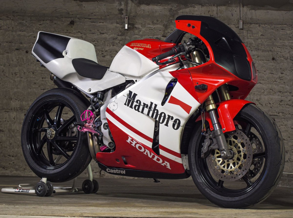 tomo_NC35's tweet image. ちょいと見た目変わったから写真撮ってみました🤣

#バイクのある風景 #バイク好きと繋がりたい #バイク乗りと繋がりたい #バイク #RVF #Honda #バイク