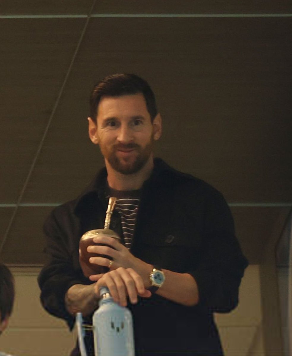 MessiFinity's tweet photo. ⌚️ The watch in which the legend Lionel Messi appeared yesterday  is the Rolex Daytona Cosmograph "Turquoise" made of 18-karat yellow gold.  

Price: 215,000 dollars

#Messi #LionelMessi https://t.co/3b31NgEeTq