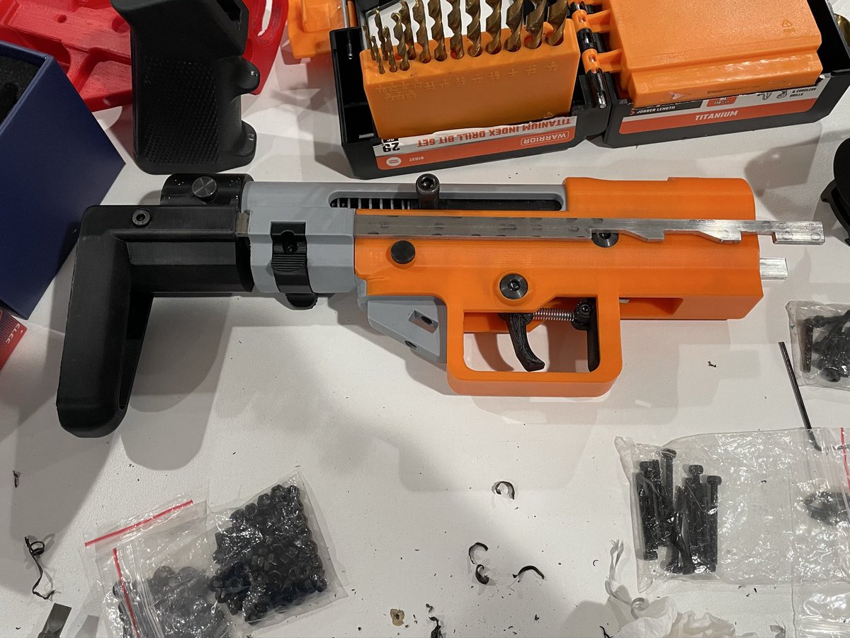 michaelch3f's tweet image. Hitchhiker parts came in today. Still waiting on my (separately ordered) 1/4-28 screws. I already threaded the grey piece and don’t want to reprint it for the 1/4-20 screw that came in the hardware kit.
Made a couple design changes but stayed pretty faithful to original intent