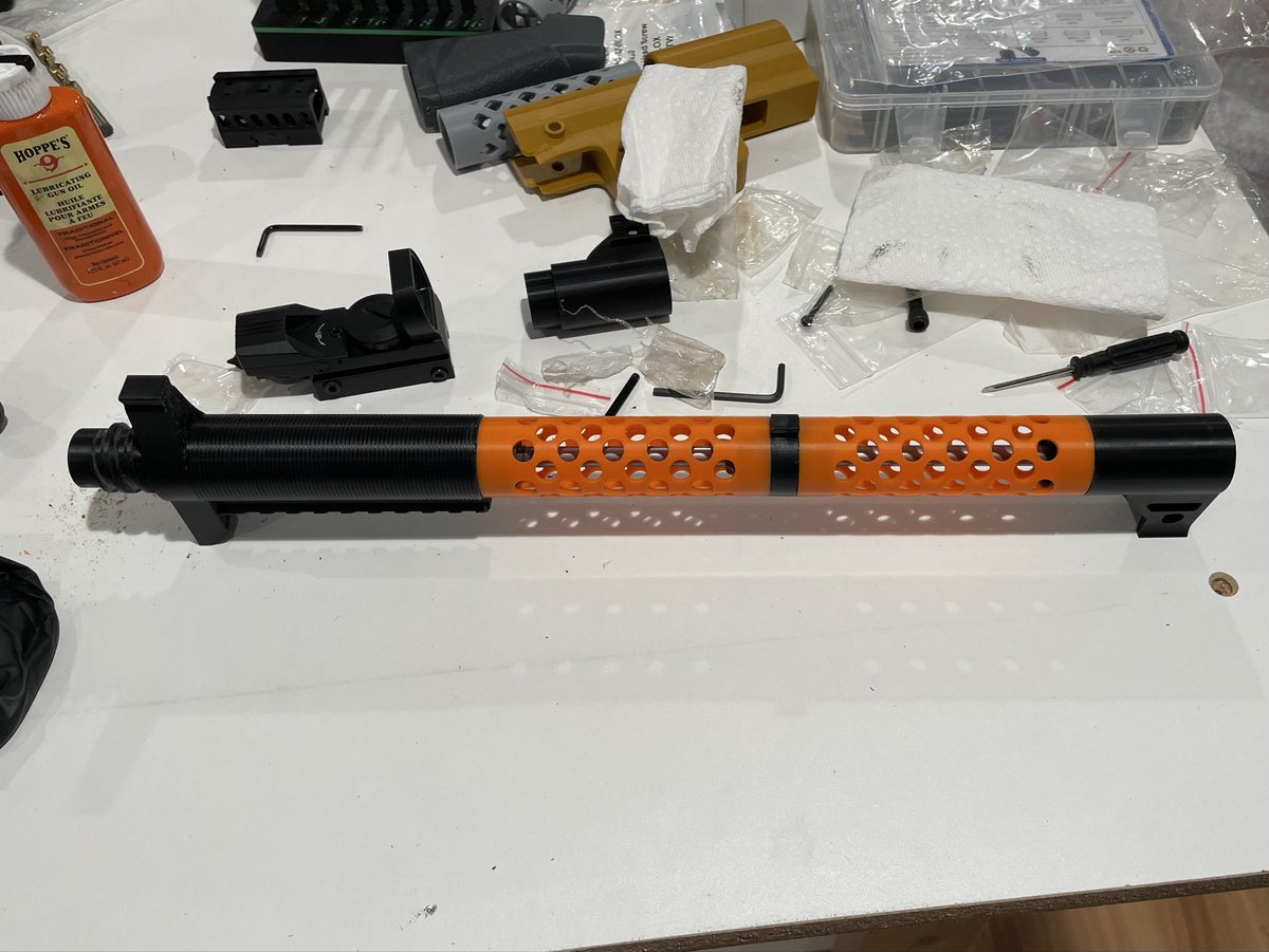 michaelch3f's tweet image. Hitchhiker parts came in today. Still waiting on my (separately ordered) 1/4-28 screws. I already threaded the grey piece and don’t want to reprint it for the 1/4-20 screw that came in the hardware kit.
Made a couple design changes but stayed pretty faithful to original intent
