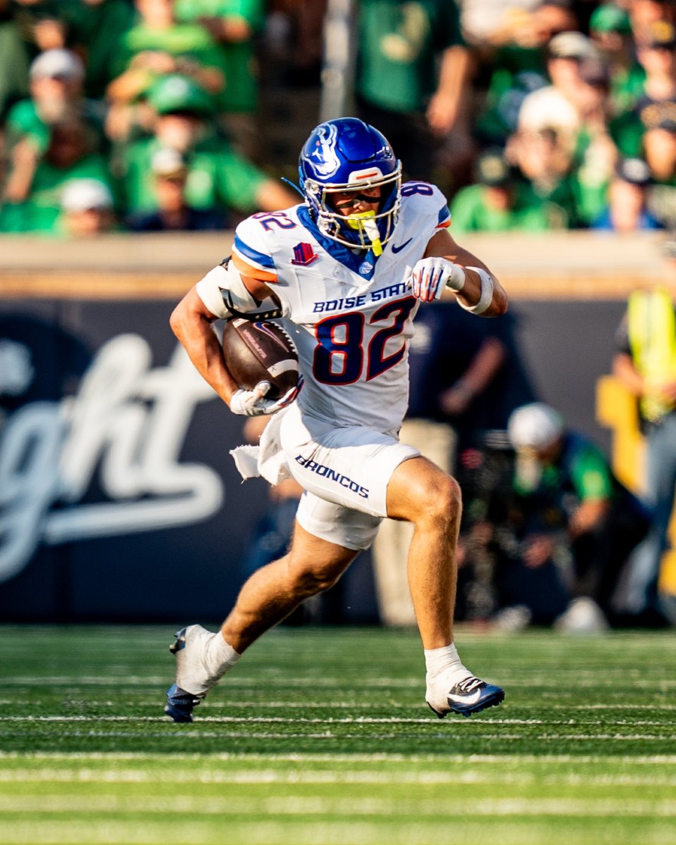 BroncoSportsFB's tweet image. Tonight&apos;s 𝗳𝗹𝗮𝗴 𝗰𝗮𝗿𝗿𝗶𝗲𝗿𝘀

🇺🇸 Ben Ford
🔵 Malakai Williams 

#BleedBlue | #BuiltDifferent