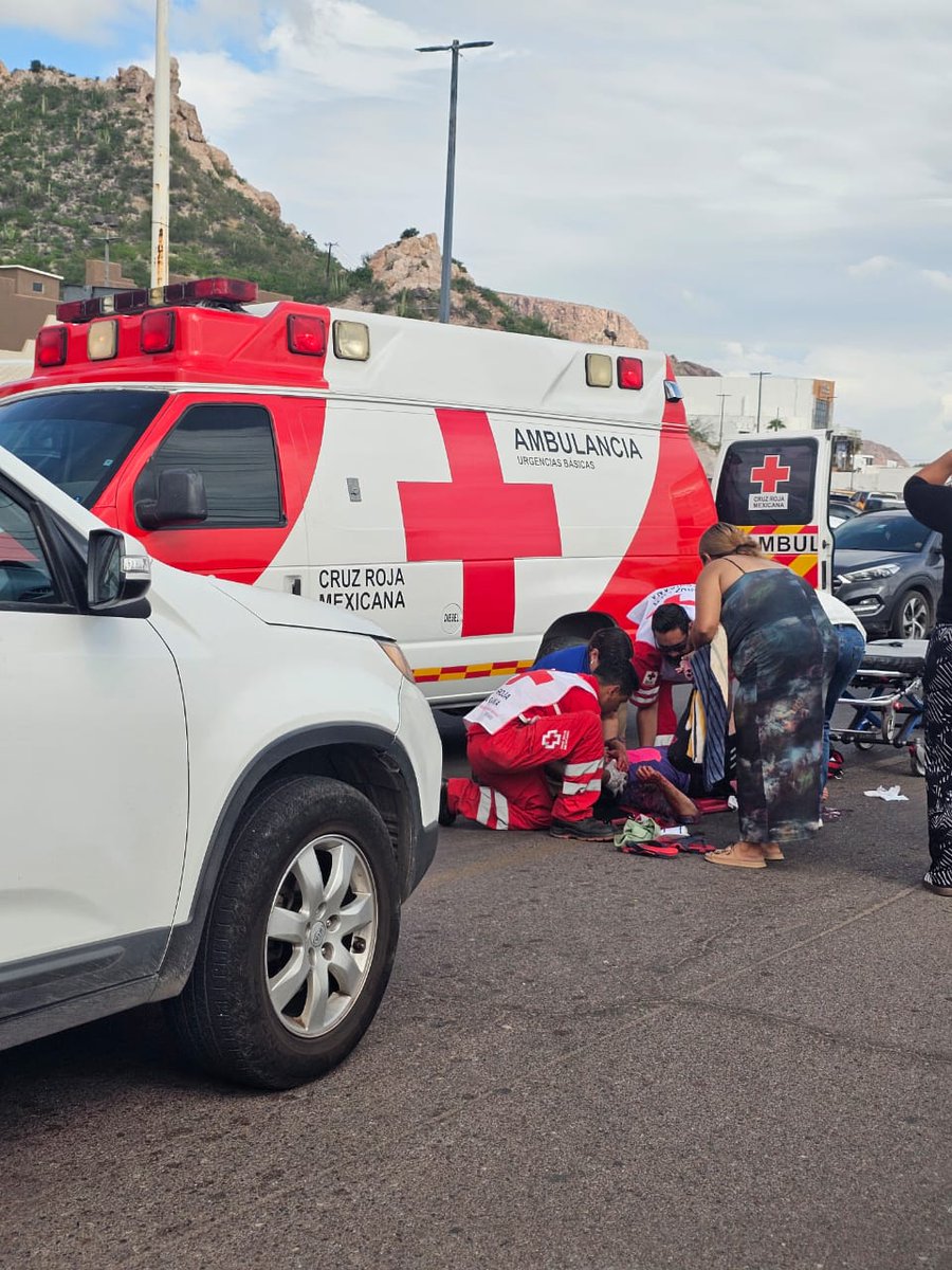 #Guaymas Reportan atropellamiento de una mujer adulta mayor en el cruce de semáforos de Ley Vigía.
Socorristas de Cruz Roja llegaron al lugar para atender a la señora lesionada.
Extreme precauciones al circular por el lugar..