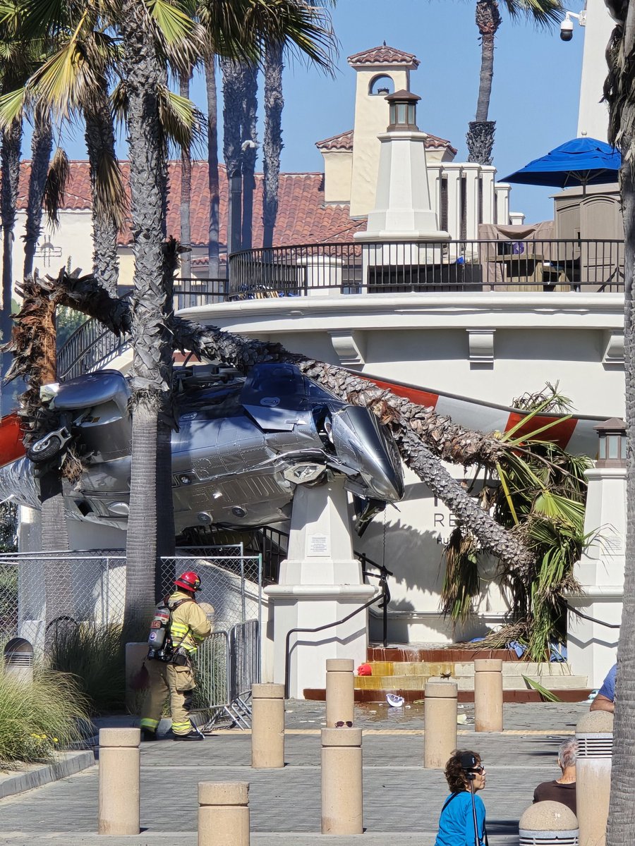 joshuahuang_07's tweet image. Helicopter crash around 2pm in Huntington Beach
The pilot had 3 other helicopters coming in for Cars n Copters 2025 event.