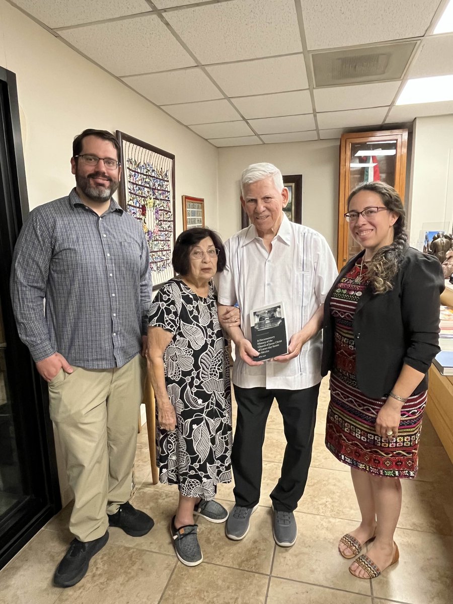 ¡Queremos  dar las gracias a todos los que atendieron nuestra fiesta celebrando el lanzamiento de libro el 11 de Octubre del año pasado!
We wanted to thank everyone who attended our book  launch event last year on October 11th! 
#anniversary #booklaunch