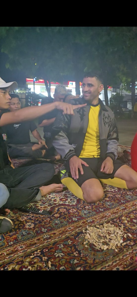 Maarten Paes dengan kearifan lokal ini mah. Gak sia-sia kita begadang cuy.