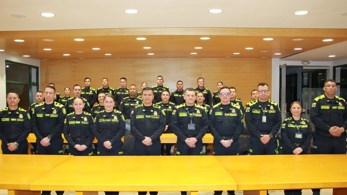 ServicioPolicia's tweet image. #Bogotá | Culminamos el Seminario de Comandantes de Estación de @PoliciaBogota y @PoliciaSoacha_, fortaleciendo la gestión comunitaria en el #ServicioDePolicía 👮‍♂️ para promover liderazgo y planes participativos que fortalecen convivencia en territorios. #SegurosCercanosYPresentes