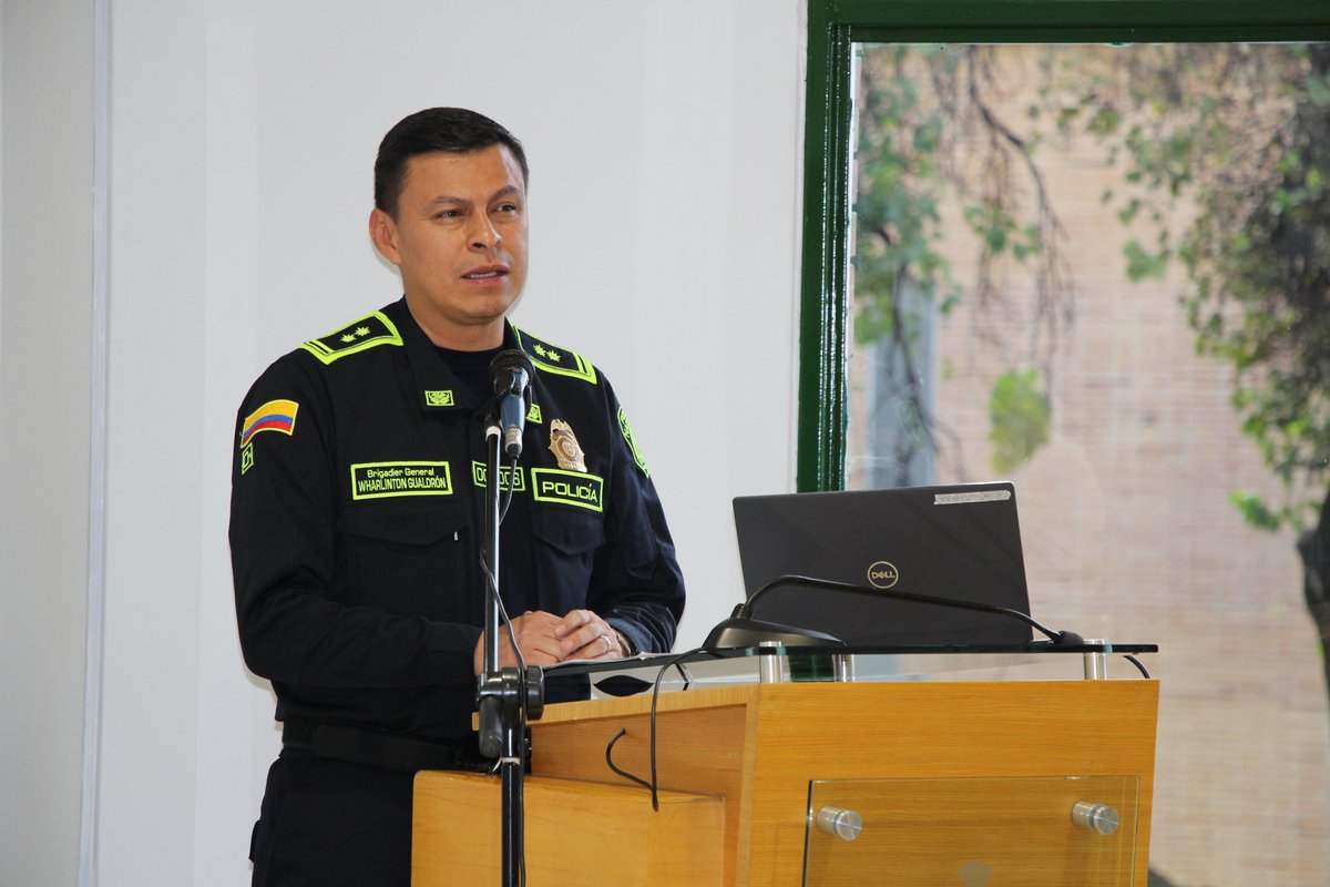 ServicioPolicia's tweet image. #Bogotá | Culminamos el Seminario de Comandantes de Estación de @PoliciaBogota y @PoliciaSoacha_, fortaleciendo la gestión comunitaria en el #ServicioDePolicía 👮‍♂️ para promover liderazgo y planes participativos que fortalecen convivencia en territorios. #SegurosCercanosYPresentes