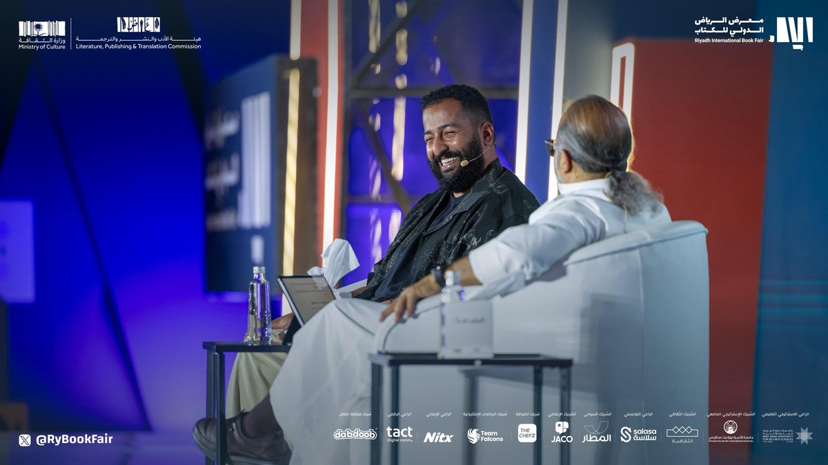 RyBookFair's tweet image. ضمن فعاليات #معرض_الرياض_الدولي_للكتاب_2025، أُقيمت ندوة حوارية بعنوان: "من الهواية إلى النجومية: رحلة الشباب السعودي في عالم الفن"، شارك فيها أ. إبراهيم الحجاج وأدارها أ. حسن رحماني، حيث استعرضت الندوة محطات الإبداع والتحوّل في مسيرة الشباب السعودي نحو عالم الفن والاحتراف.…