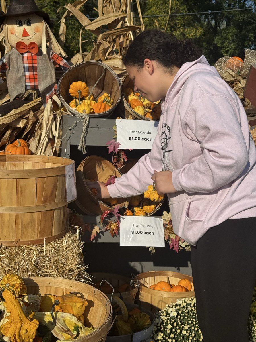 mav_softball's tweet image. Huge shoutout to 3 of our softball girls, 2 coaches, and a softball dad who volunteered this morning to help unload pumpkins at the Congress St. UMC Pumpkin Patch! ๐๐ช
Thank you for representing our team with hard work and heart! ๐ฅโค๏ธ
#CommunityStrong #TeamWork #PumpkinPatch