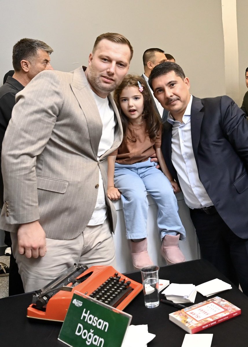 Bugün Dünya Kız Çocukları Günü kızım Almila ile birlikte Cumhurbaşkanımızın Özel Kalem Müdürü, kıymetli ağabeyim Büyükelçi Prof. Dr. Hasan Doğan’ı 22. Ankara Kitap Fuarı’nda ziyaret ettik.
Her zamanki mütevazılığı ve samimiyetiyle Almila’ya bir amca sıcaklığıyla yaklaştı, bizleri