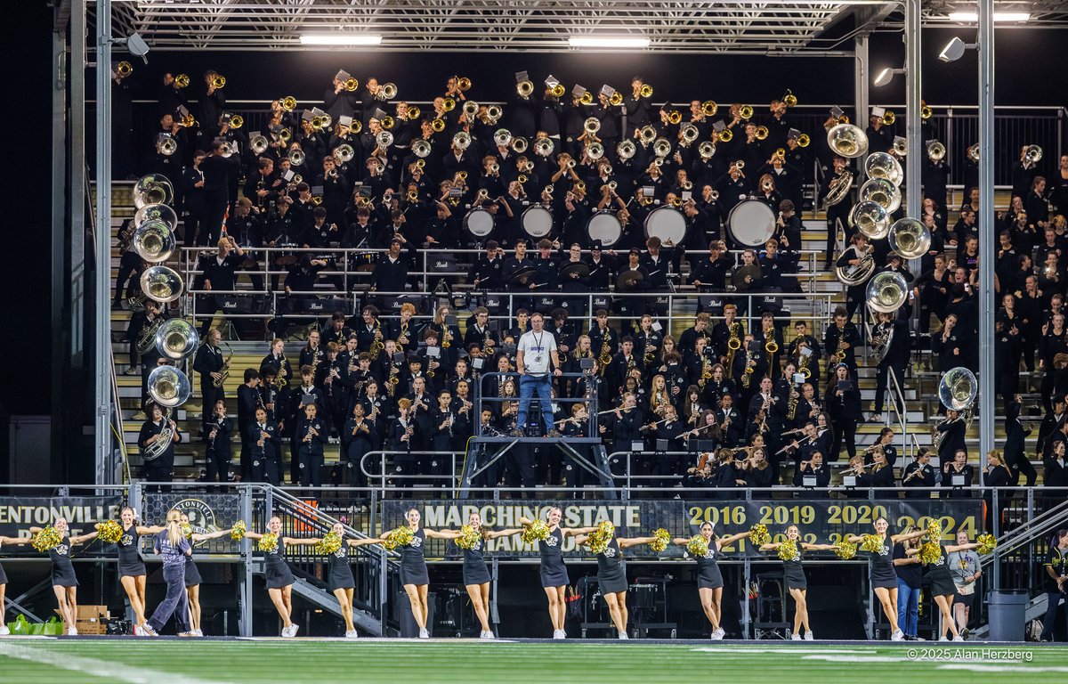AlanHerzberg's tweet photo. Photos from Heritage vs @BvilleFB are online at https://t.co/QSm0xvM7kf

@BHS_TigerPride 
https://t.co/b1u4wdyrP3 https://t.co/H6aUfc6a0u