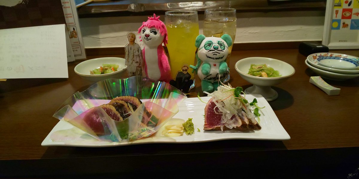 shoko18286583's tweet image. 昨夜は21時を過ぎる頃から女性のお客様がたくさんご来店。
不思議に思いお話を聞きました。
すると...
ライブの後でご来店されて理由は、前日にボーカルの方が、ご来店されてたらしくて、どこだろう～と探して来てくれたとのこと。
ファンの皆さまって凄い❗️
私も音楽聞いてみます。
#DEZERT 
#千秋