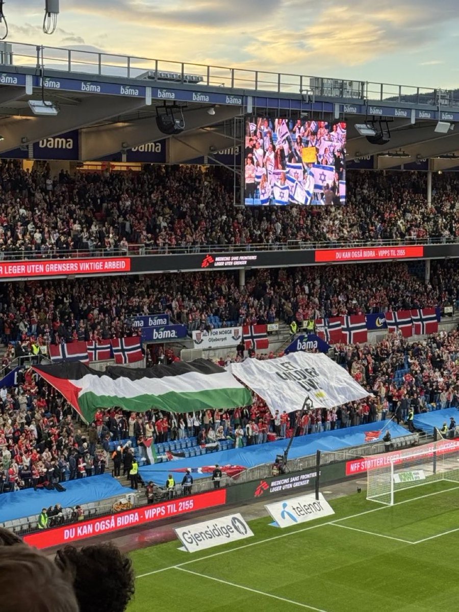 TouchlineX's tweet image. 📸 - Norway fans showed the Palestine flag vs Israel today with a ‘Let Children Live’ banner next to it.