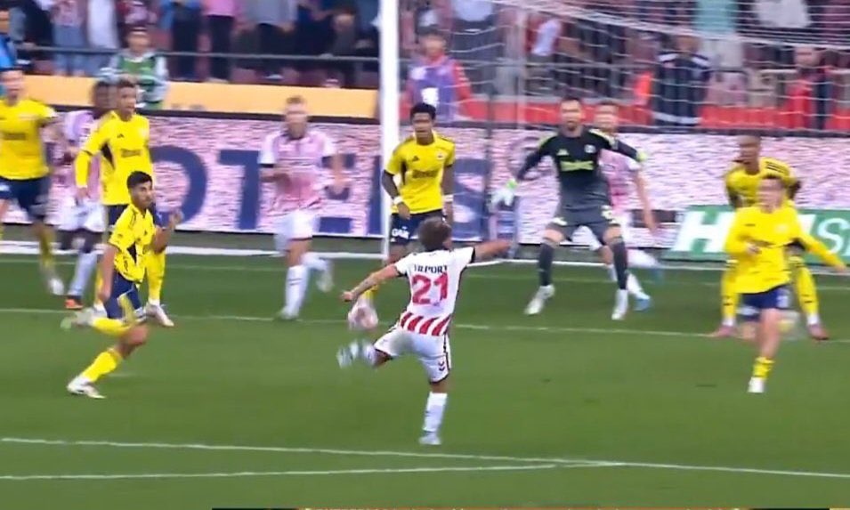 Koskoca UEFA bile şu pozisyona gol verdi ama bizim hakemler daha görüş açısı nedir onu bilmeden Samsunspor’un bariz golünü iptal ettiler!