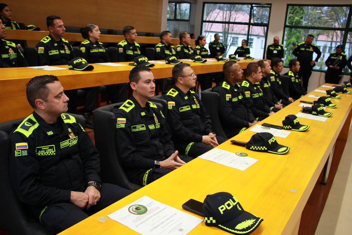 ServicioPolicia's tweet image. #Bogotá | Culminamos el Seminario de Comandantes de Estación de @PoliciaBogota y @PoliciaSoacha_, fortaleciendo la gestión comunitaria en el #ServicioDePolicía 👮‍♂️ para promover liderazgo y planes participativos que fortalecen convivencia en territorios. #SegurosCercanosYPresentes