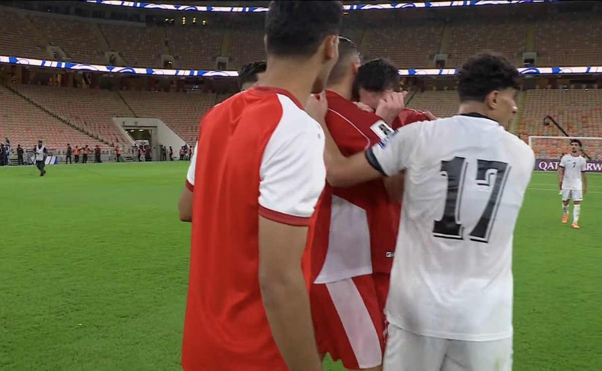 idextratime's tweet image. Thom Haye menangis seusai pertandingan, ditenangkan oleh Jay Idzes.